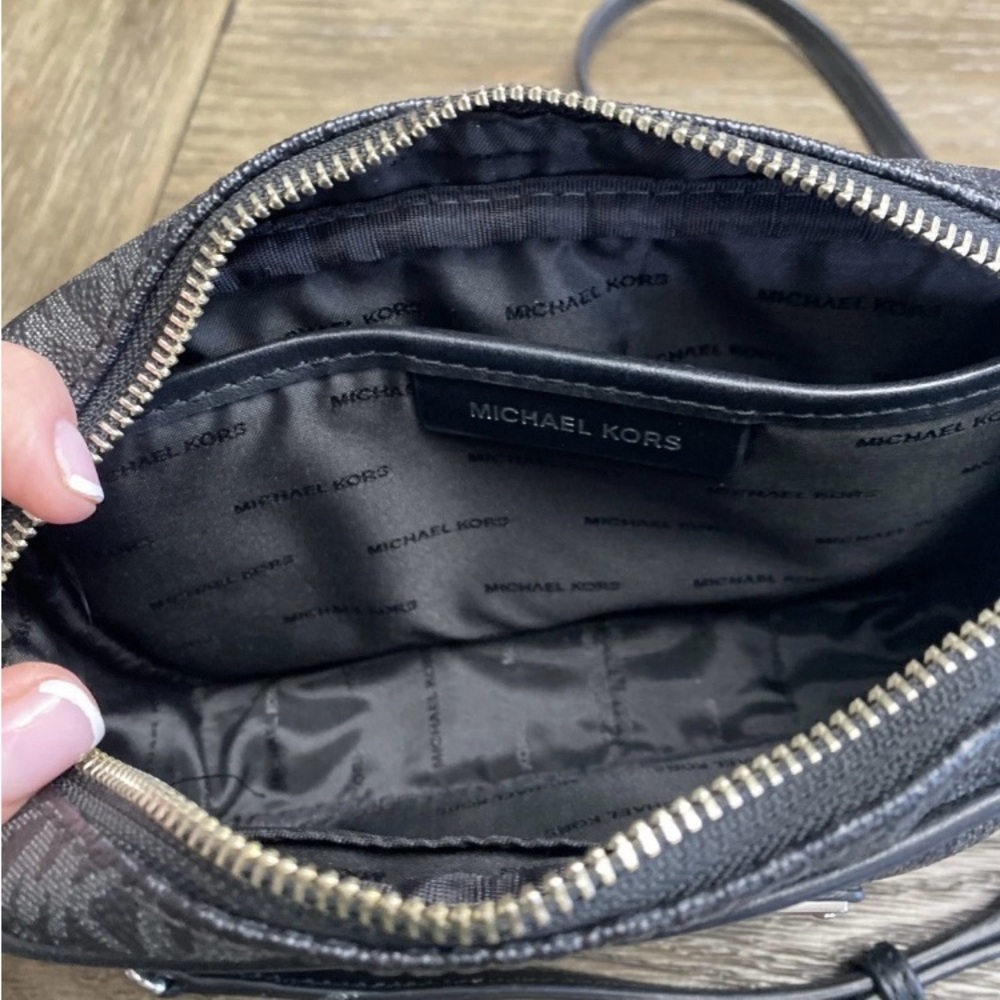 Michael Kors Black Jet Set Bag - Picture 6 of 6